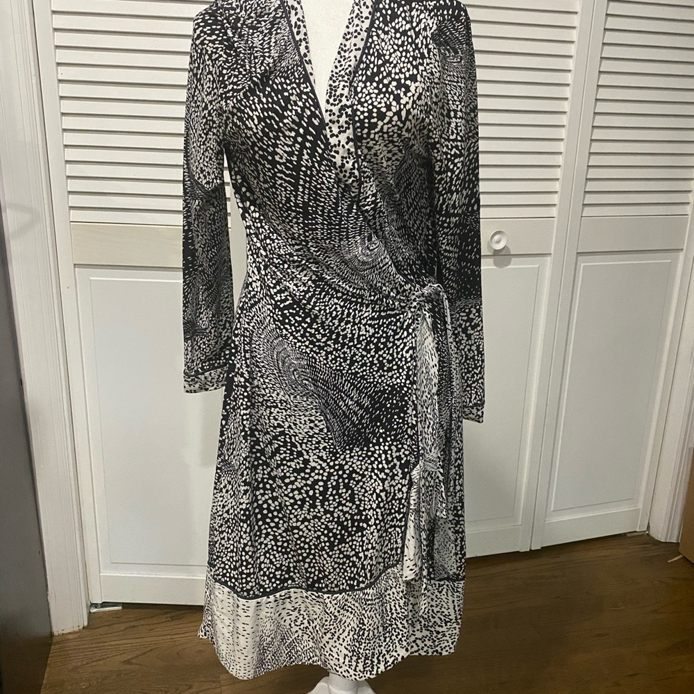 BCBGMaxAzria Patterned black and white Long Sleeve Wrap Dress